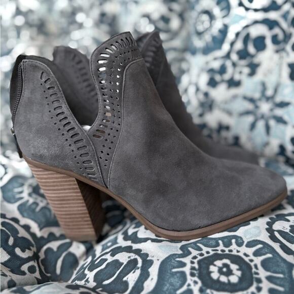 Vince Camuto suede boots women’s size 8 like new heel 3.5 inches​​ - Picture 4 of 8